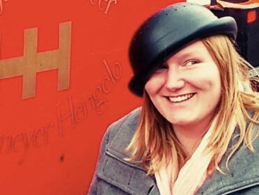 Mienke mag niet met een vergiet op haar hoofd op haar paspoort