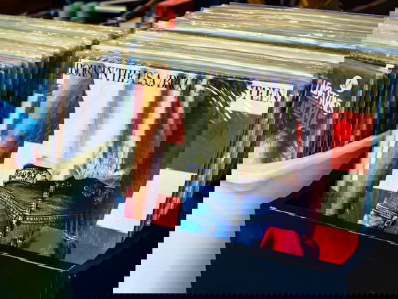 Tom zat zonder dat hij het doorhad naast Bruce Springsteen in een café