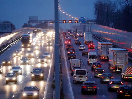 Waarom gaan we massaal op de rem als het regent?