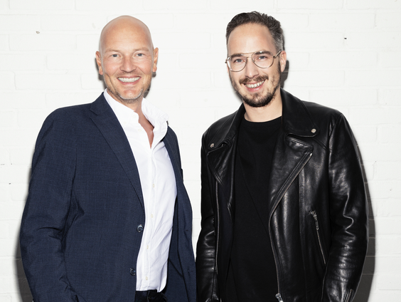 Wouter & Frank staan met het mobiele Top 2000 café bij de Efteling!