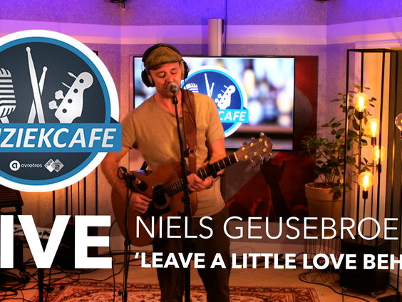 Niels Geusebroek - 'Leave A Little Love Behind' live bij Muziekcafé