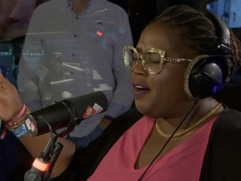 Shirma Rouse zingt 'Think' in de studio