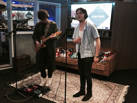 Joel van The Howlin' over zijn rauwe stemgeluid