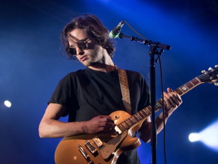 Jett Rebel staat bij de deurbel!