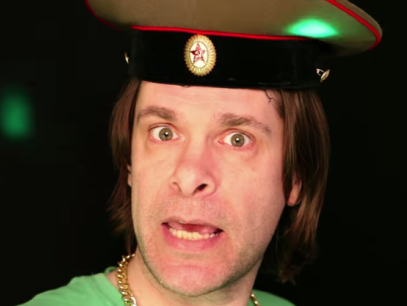 Roy Konings vraagt zendtijd aan voor zijn imitatie van Hans Teeuwen