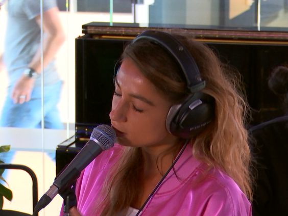 Nona - 'Addicted' live bij Muziekcafé in de studio