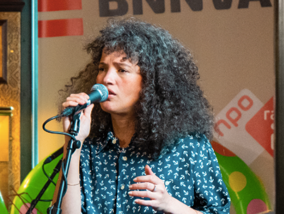 Kris Berry verrast Natasja Gibbs