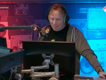 Danielle brengt Matijn wat Di-rect kennis bij