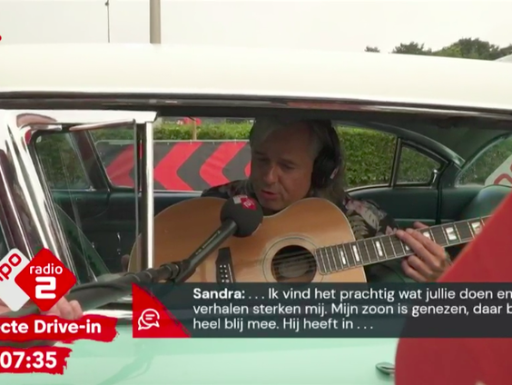 Erwin Nyhoff speelt beladen nummer live in Collecte Drive-in