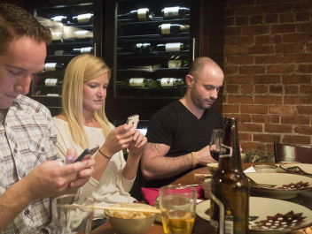 Telefoon op tafel tijdens een etentje, mag dat?