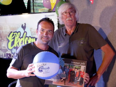 Jon Bakker geeft gesigneerd ANWB-pretpakket aan Gerard