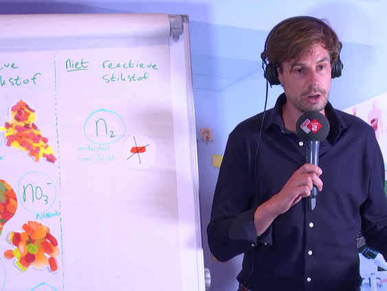Professor Maalderink geeft een college over stikstof