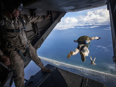 Burgemeester Marcouch eert troepen met een parachutesprong