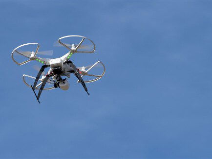 Vliegveld Londen dicht door drones. Hoe kan dat?