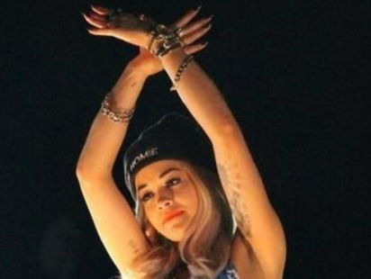 Wat doen Rita Ora en Dua Lipa een adelaarsteken in hun clip zetten; dinsdag de dag van de albanezen