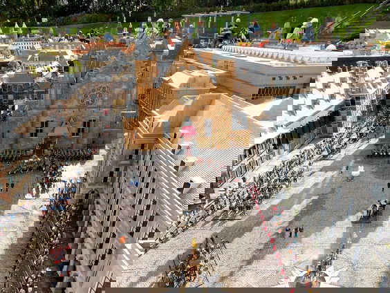 Francis van Broekhuizen is dol op prinsjesdagmondkapjes Koningshuis