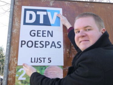 Stijn gaat met zo veel mogelijk politici op de foto. Ze treden daarna dan vaak wel ineens af...