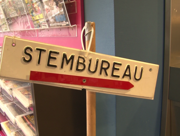 Luisteraar Bruce zit op het stembureau vandaag