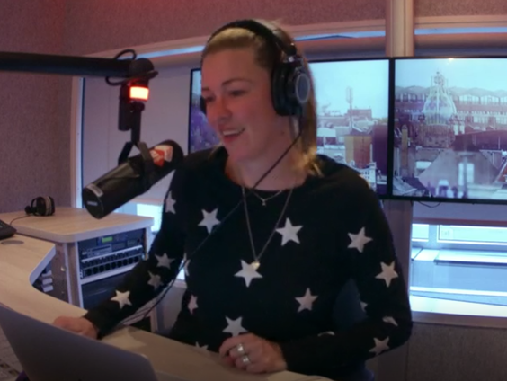 Luisteraar Steve zorgt voor bijzondere titels op de radio (met Alle 13 Tussen Haakjes)