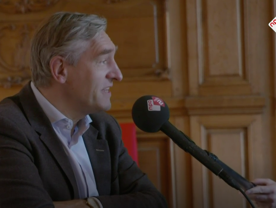 Wout & Frank brengen een puzzel bij burgemeester Sybrand Buma