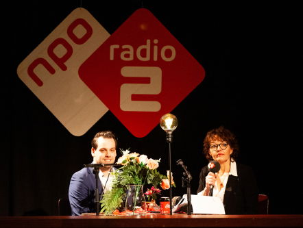 Sanne Wallis de Vries.. zingt