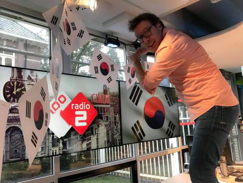 NOS-collega Jeroen geeft Bert alvast Korea-tips voor de Olympische Spelen