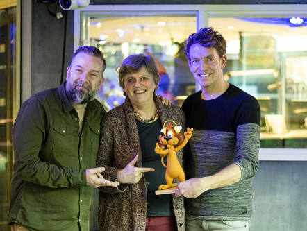 Asjemenou! Loeki en de dochter van zijn ontwerper in de studio