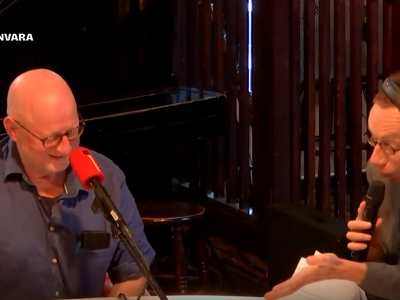 Bertus ten Caat heeft geluidsopnames van honderden bruiloften en is op zoek naar bijbehorende bruidsparen.