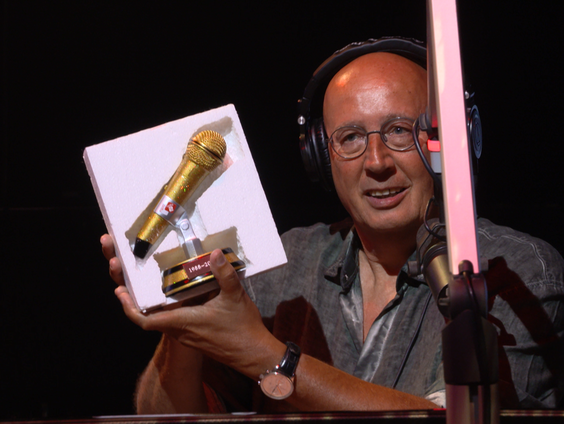 Daniel Dekker ontvangt gouden microfoon van NPO directeur audio Jurre Bosman