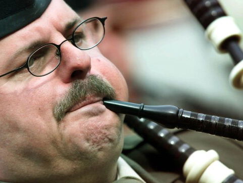 Doedelzakspeler Steve te gast in online theater