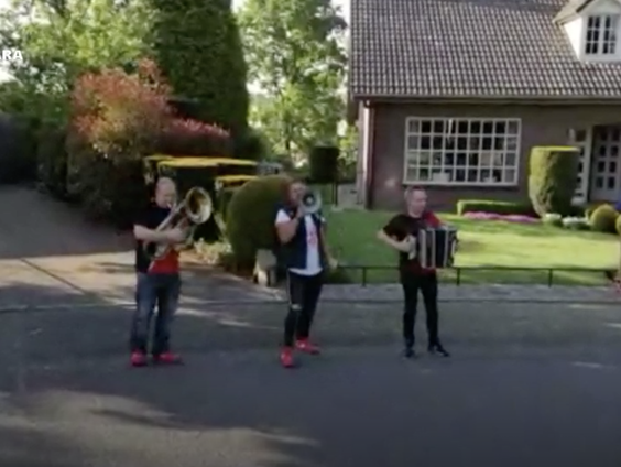 Een toeterend begin van Mariannes vijftigste verjaardag!