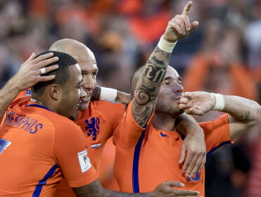Roel Bakker twijfelt wie moet winnen bij FRA-NED, want hij verkoopt ook Franse merchandise