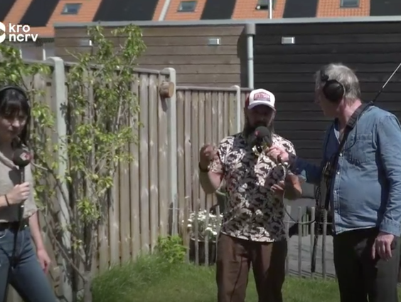 Stefan Stasse is op bezoek bij Jarno, die op record-tempo zijn hele straat bevrucht