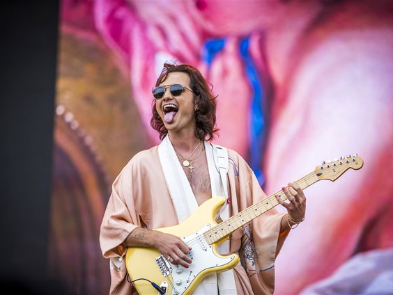 Jett Rebel treedt op vanuit zijn eigen tuin!