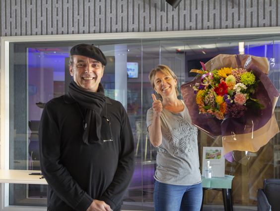 Luisteraar Paul verrast Carmen met een bloemetje