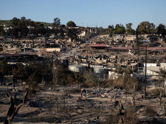 Caroline spreekt met hulpverlener Marieke en Griekse Katerina