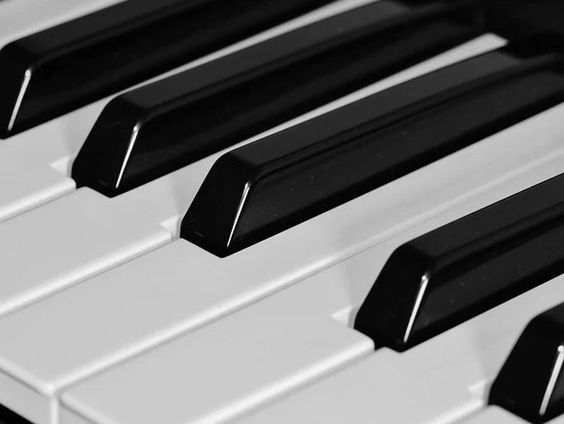 Wibi Soerjadi speelt vals bij RINKELDEKINKEL