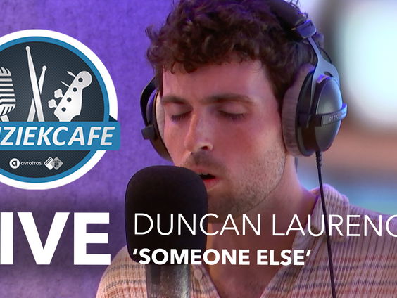 Duncan Laurence - 'Someone Else' live bij Muziekcafé