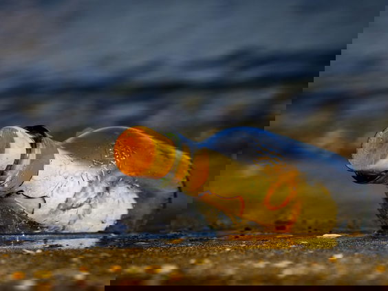 Afvaldetective Wouter Jan Strietman verstuurt speciale flessenpost