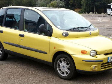 Hahaha! Het WK Linksrijden in een Fiat Multipla? Zet 8 maart maar in je agenda