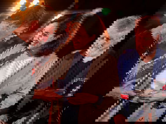 Huub van der Lubbe in tranen door onderscheiding Andreaspenning door burgemeester Femke Halsema