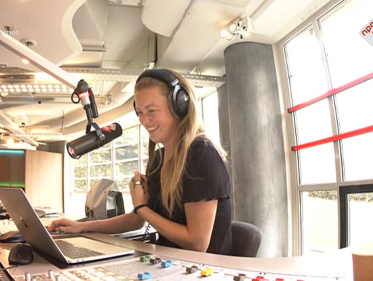 Aan de telefoon voor Alle 13 Nacht: Merel van de Egelwerkgroep Nederland!