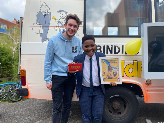 Darryl Amankwah (14) krijgt allereerste kinderperskaart van Nederland