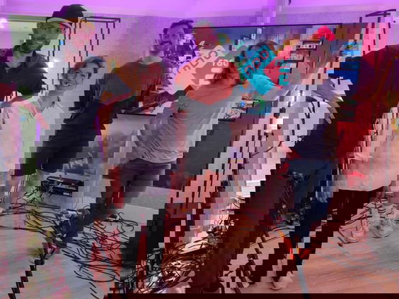 Someone speelt 'You Live In My Phone'. (Live @ FraGiel)