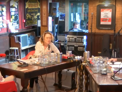 Hoezo stem je niet dan? Dat vroeg Younes Douari zich af. Met 'represent jezelf' roept hij jongeren die ni ...