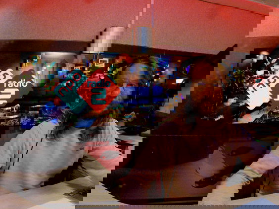 Hoe klinkt Another One Bites The Dust zonder basgitaar?