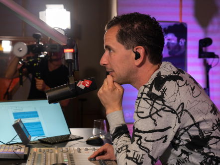 Bart promoot Duncan op de Zwitserse radio