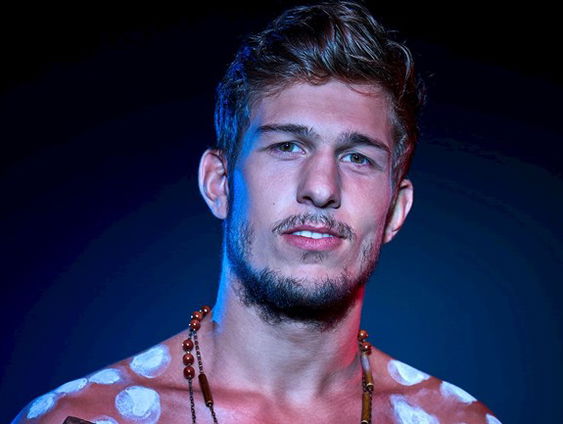 Carlos Platier Luna rent 'Kilometers voor Kansen' van Het Rode Kruis