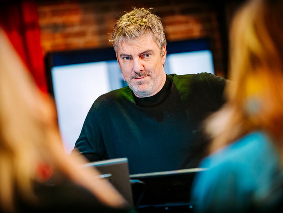 Olcay doet haar behoefte in de duinen?!