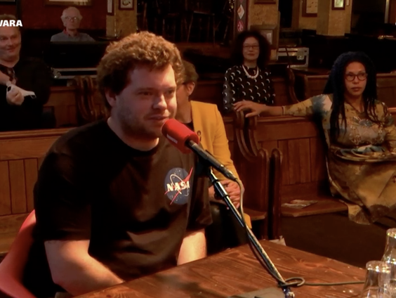 Bart Eysink Smeets brengt een steen vanuit Borger naar zijn ‘geboorteplek’ Åland.